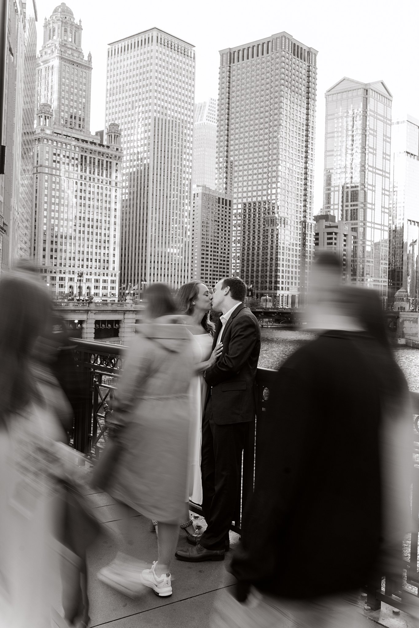 engagement-photos-in-downtown-chicago-wrigley-building
